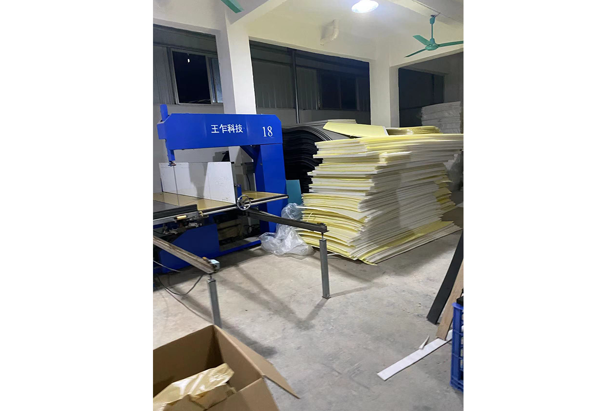 立切機生產(chǎn)車間一角