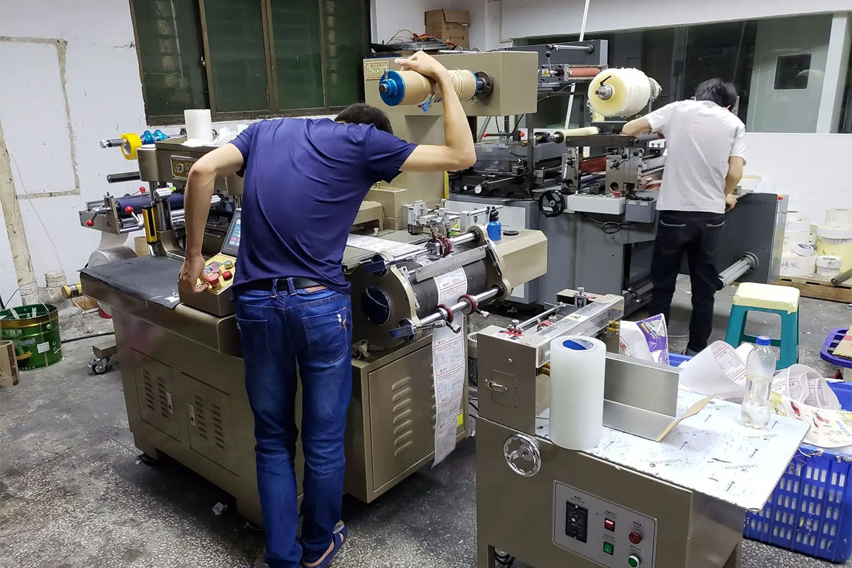 模切機生產(chǎn)車間一角