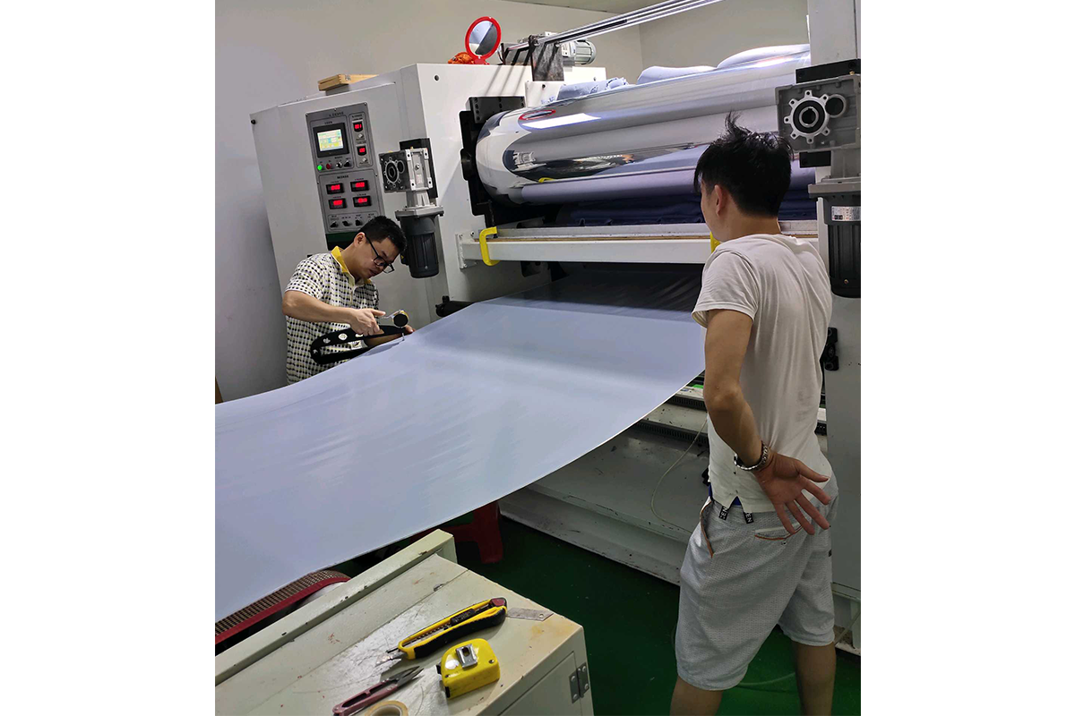 硅膠卷材生產(chǎn)車間一角