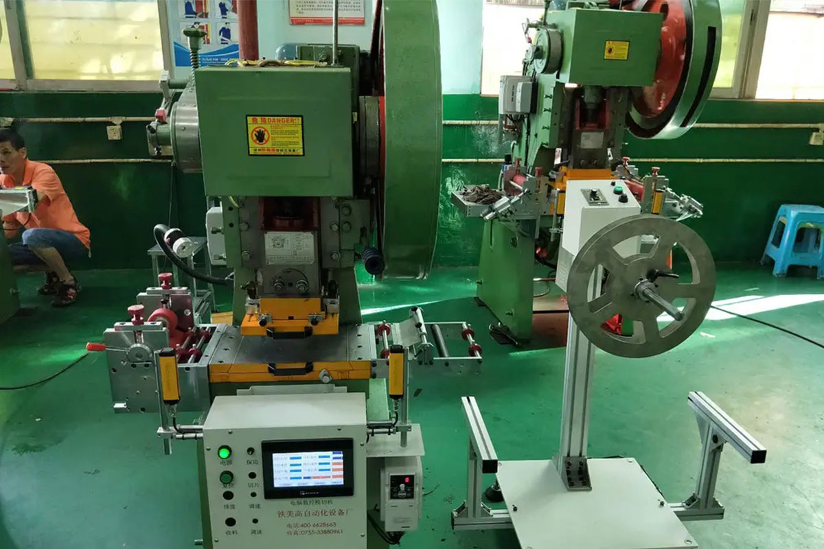 自動沖床生產(chǎn)車間一角